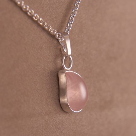 Rosenquarz wolkig, geschwungene Tropfenform